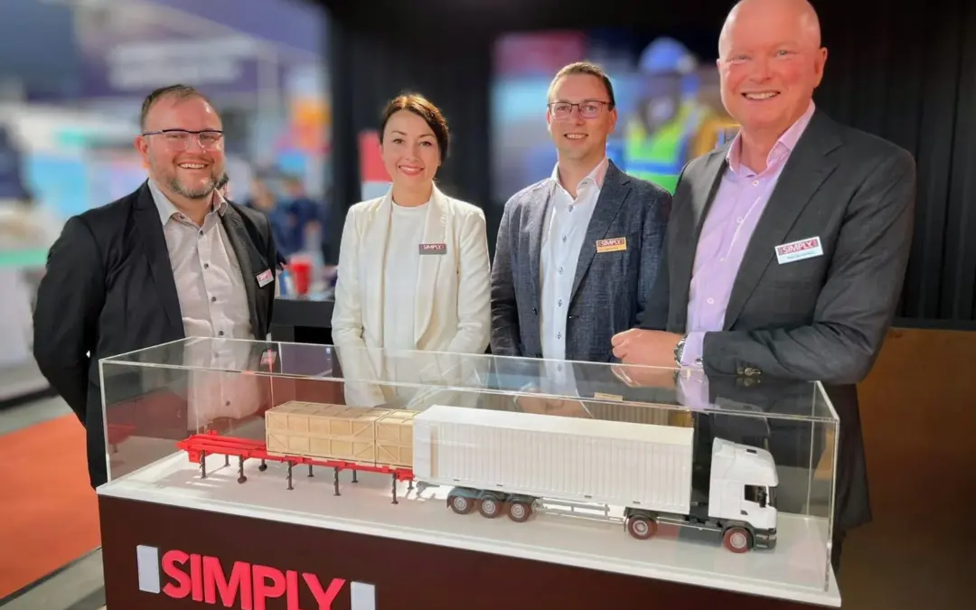 Das SIMPLY. Team auf der Logistikmesse in Stuttgart mit dem Modell eines Containerverladesystems