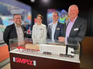 Das SIMPLY. Team auf der Logistikmesse in Stuttgart mit dem Modell eines Containerverladesystems